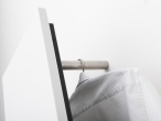 Les rangements sont composés d’une tringle en Inox servant de porte-manteau et de 3 tablettes en acier.