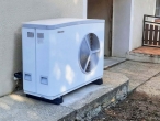 Ce modèle module sa puissance entre 50 % (environ 6,5 kW) et 130 % (environ 17 kW) et produit de l’eau jusqu’à 65 °C même par des températures extérieures à – 20 °C.