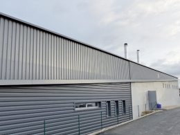 un établissement de service et d’aide par le travail a mis en place une chaîne de recyclage de déchets biomasse qui approvisionne deux chaudières bois.