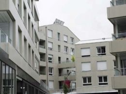 une chaufferie composée de 4 chaudières à condensation Chaffoteaux et reliée à des panneaux solaires a été mise en place