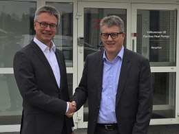 Dr. Kai Schiefelbein (à gauche), directeur général du groupe Stiebel Eltron, et Troels H. Petersen, responsable de la stratégie d'entreprise, Danfoss A/S.