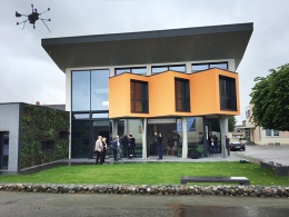 Pas moins de 70 innovations équipent cette maison construite à Alençon par le Groupe Maisons France Confort, en partenariat avec 18 industriels. Des équipements qui communiquent entre eux pour garantir aux occupants un haut niveau de bien-être.