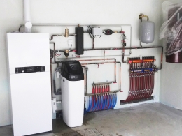 Cette maison neuve a été équipée d’une chaudière gaz à condensation de faible puissance, pilotable à distance. Deux panneaux photovoltaïques viennent apporter la part d’EnR réglementaire