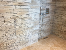 Douche sans ressaut : les craintes des professionnels