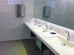 De l’urinoir au robinet, des équipements sanitaires conçus pour le collectif