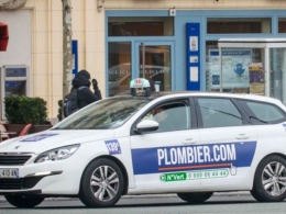 Après avoir réussi à faire son trou à Paris, le plombier «low cost» plombier.com envisage de s’implanter dans plusieurs grandes agglomérations françaises