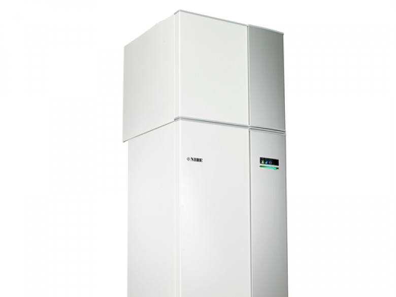 Cette PAC sur air extrait Nibe F730 est un appareil triple service assurant chauffage, ECS et ventilation simple flux