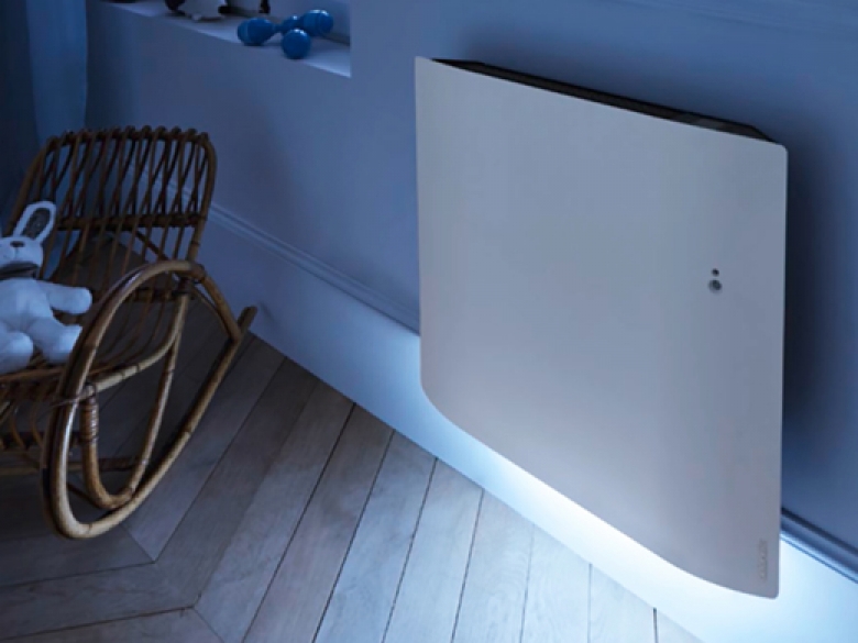 Ce radiateur Divali (Atlantic) produit non seulement une chaleur douce et naturelle, grâce à sa façade chauffante et à son corps de chauffe en fonte, mais il est en plus doté d’une fonction éclairage par LEDS