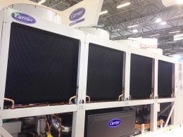 Carrier enrichit sa gamme des refroidisseurs à vis à vitesse variable avec l’Aquaforce Vision 30KAV